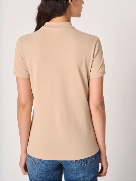 mannequin femme de dos portant le Polo piqué femme Basic personnalisable mannequin femme de dos portant le Polo piqué femme Basic personnalisable