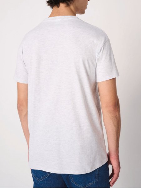 mannequin homme de dos portant le T-shirt homme Basic personnalisable mannequin homme de dos portant le T-shirt homme Basic personnalisable