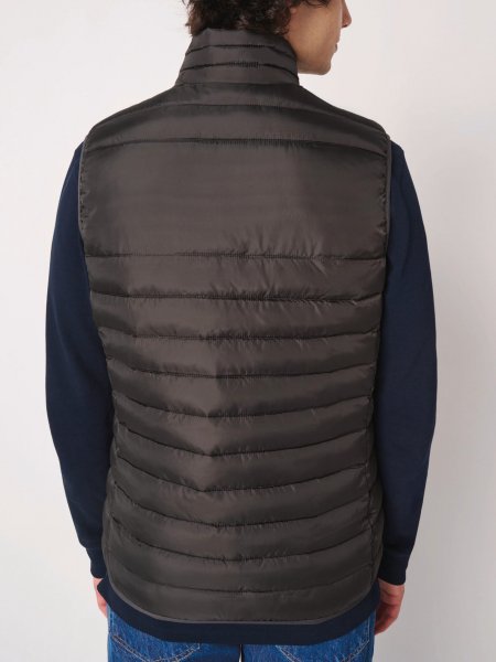 mannequin homme de dos portant le Bodywarmer matelassé homme personnalisable 