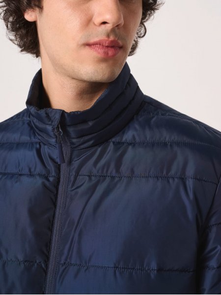 zoom sur le col de la Doudoune matelassée homme personnalisable zoom sur le col de la Doudoune matelassée homme personnalisable