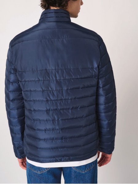 mannequin homme de dos portant la Doudoune matelassée homme personnalisable mannequin homme de dos portant la Doudoune matelassée homme personnalisable