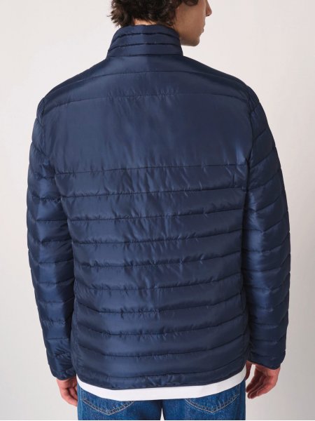 mannequin homme de dos portant la Doudoune matelassée homme personnalisable mannequin homme de dos portant la Doudoune matelassée homme personnalisable