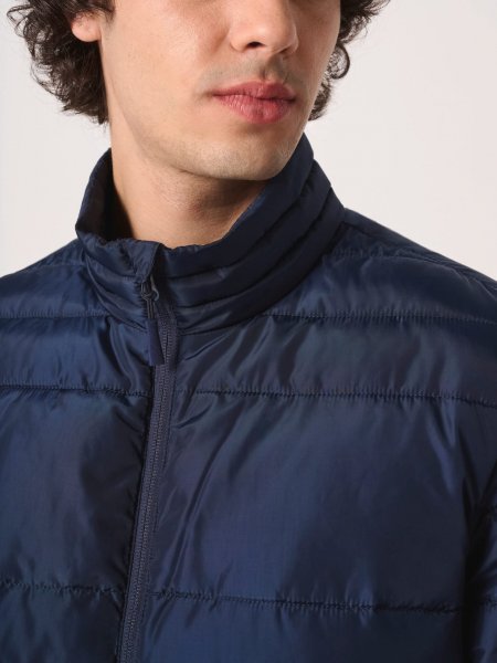 Zoom sur le col de la Doudoune matelassée homme personnalisable Zoom sur le col de la Doudoune matelassée homme personnalisable