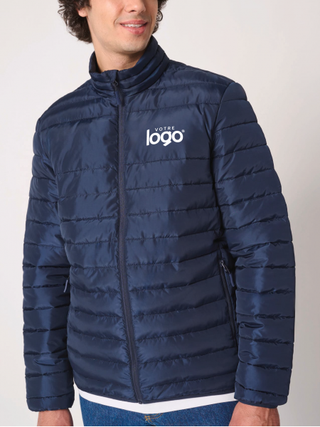 mannequin homme de face portant la Doudoune matelassée homme personnalisable mannequin homme de face portant la Doudoune matelassée homme personnalisable