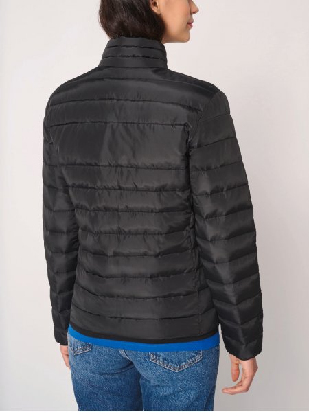 mannequin femme de dos portant la Doudoune matelassée femme personnalisable mannequin femme de dos portant la Doudoune matelassée femme personnalisable