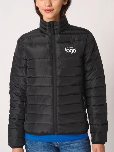 mannequin femme de face portant la Doudoune matelassée femme personnalisable