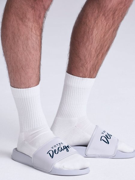 Mannequin homme portant les Claquettes personnalisable Mannequin homme portant les Claquettes personnalisable
