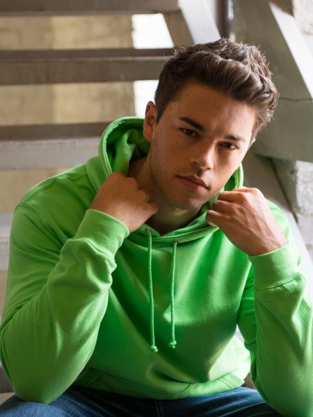Le mannequin homme porte le sweat à capuche JH001 à personnaliser en coloris Lime Green