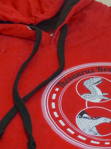 Le JH003 personnalisé par impression numérique directe en coloris Fire Red Jet Black Le sweat à capuche contrastée JH003 en coloris Fire Red Jet Black personnalisé par impression numérique directe.