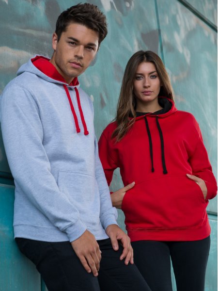 Le sweat à capuche contrastée et poche kangourou JH003 en coloris Heather Grey Fire Red et Fire Red Jet Black Les mannequins homme et femme portent le sweat à capuche contrastée et poche kangourou JH003 à personnaliser en coloris Heather grey Fire red et Fire red Jet black