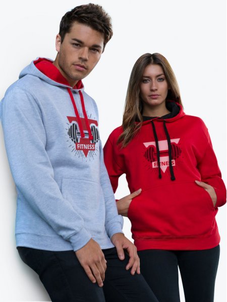 Les mannequins homme et femme portent le sweat à capuche contrastée et poche kangourou JH003 à personnaliser en coloris Heather grey Fire red et Fire red Jet black  