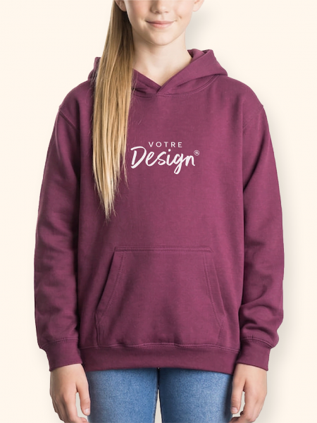Mannequin enfant de face portant le sweat à capuche JH01J couleur burgundy Mannequin enfant de face portant le sweat à capuche JH01J couleur burgundy