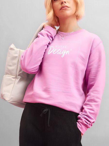 Femme portant le sweat JH030 en coloris Baby Pink avec votre design dans la zone de personnalisation