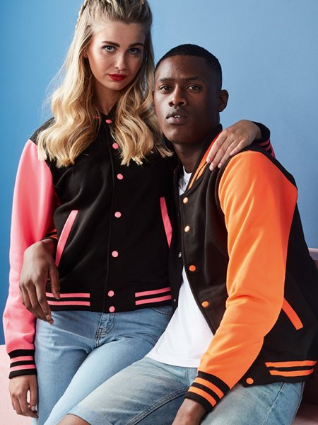 La veste JH044 unisexe à personnaliser en coloris Jet Black Electric Pink et Jet Black Electric Orange Les mannequins homme et femme portent la veste JH044 à manches contrastées fluo à personnaliser en coloris Jet Black Electric Pink et Jet Black Electric Orange