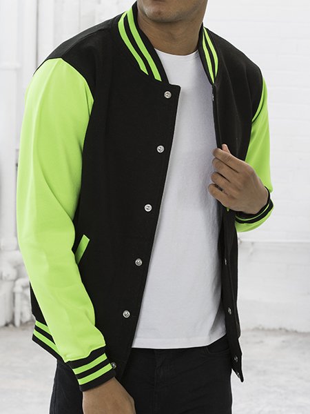 Le JH044 à manches fluo en coloris Jet Black Electric Green Le mannequin femme porte la veste JH044 à manches contrastées fluo personnalisable en coloris Jet Black Electric Green