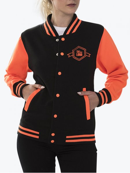 La veste JH044 à manches contrastées fluo personnalisable en coloris Jet Black Electric Orange Le mannequin femme porte la veste JH044 à manches contrastées fluo personnalisable en coloris Jet Black Electric Orange