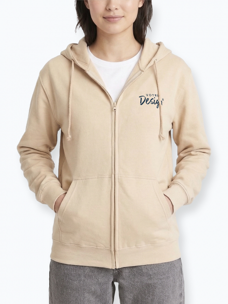Mannequin femme de face portant le sweat zippé à capuche unisexe JH050 couleur desert sand