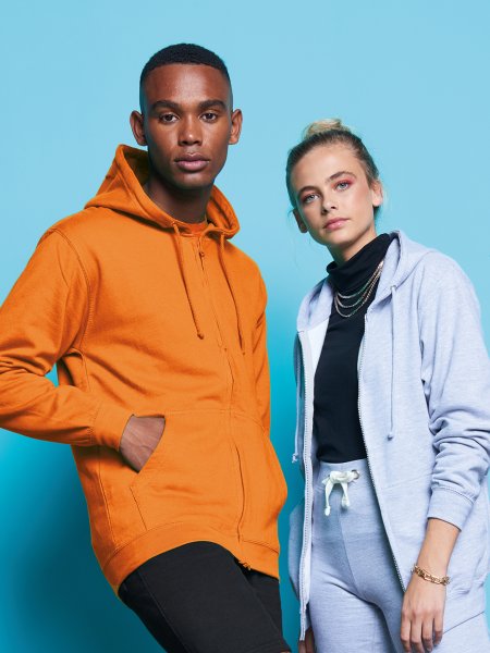 Sweats zippés à capuche JH050 portés par un homme en coloris Orange Crush et par une femme en coloris Heather Grey