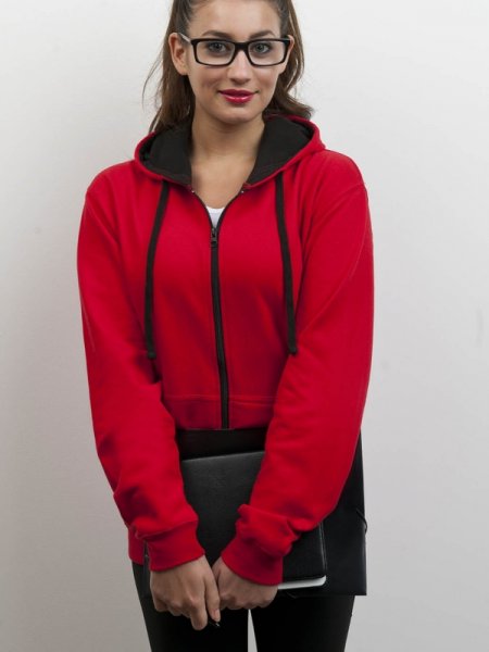 Le mannequin femme porte le sweat-shirt JH053 à zip et capuche contrastés à personnaliser en coloris Fire red Jet Black