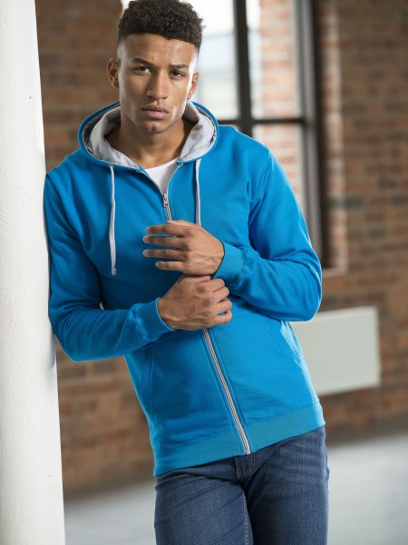 Le sweat-shirt JH053 à personnaliser en coloris Sapphire Blue Heather Grey Le mannequin homme porte le sweat à zip et capuche contrastés JH053 personnalisable en coloris Sapphire Blue Heather Grey