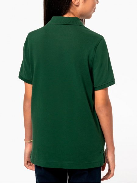 mannequin enfant fille de dos portant le Polo piqué Bio enfant personnalisable mannequin enfant fille de dos portant le Polo piqué Bio enfant personnalisable