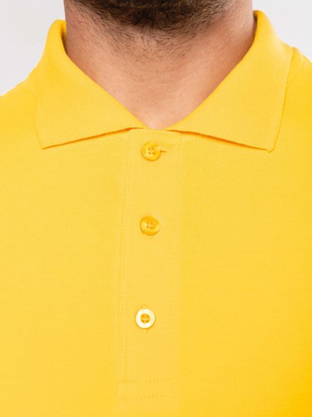 Zoom sur le col et la patte de boutonnage du polo homme manches courtes K241 en coloris Yellow