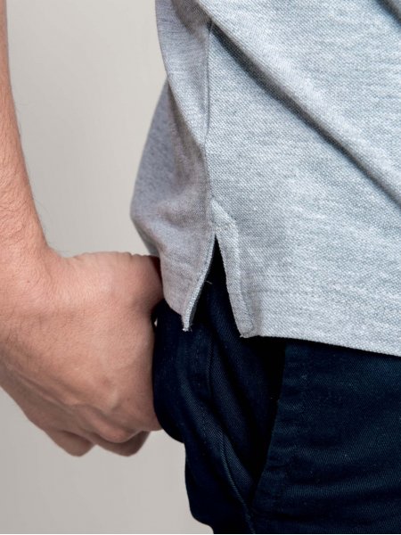 Zoom sur les détails du polo K241 en coloris Oxford Grey. Zoom sur les finitions du polo K241 à personnaliser en coloris Oxford Grey.