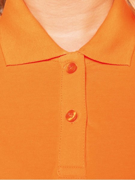 Zoom sur le col et la patte de boutonnage du polo manches courtes pour femme K242 en coloris orange