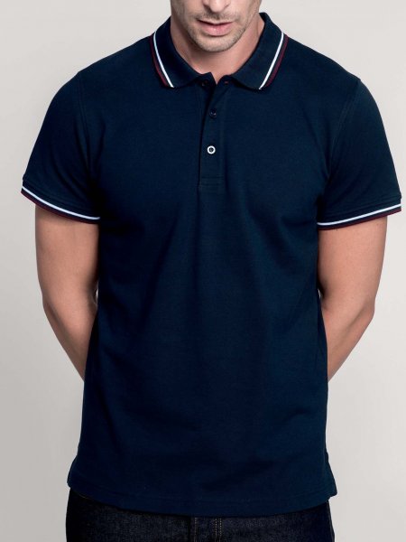 Le polo K250 à personnaliser en coloris Navy/Wine/White. Le mannequin homme porte le polo à liserés contrastés K250 personnalisable en coloris Navy/Wine/White.