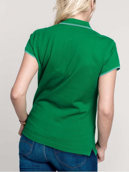 Le K251 de dos à personnaliser en coloris Kelly Green/Light Grey/White. Le mannequin femme porte le polo K251 à personnaliser de dos en coloris Kelly Green/Light Grey/White.