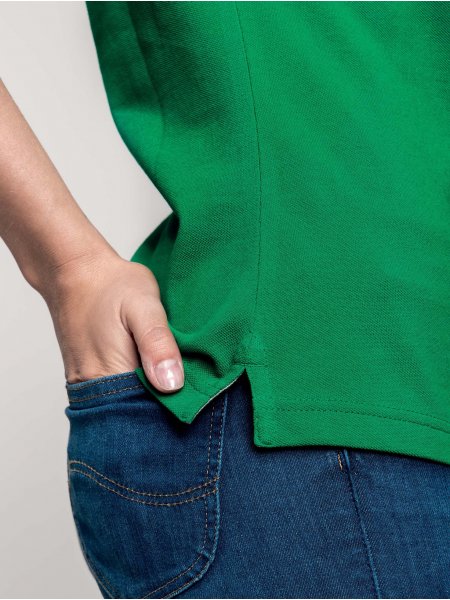 Zoom sur les détails du polo K251 à personnaliser en coloris Kelly Green/Light Grey/White. Zoom sur les détails du polo à liserés contrastés K251 personnalisable en coloris Kelly Green/Light Grey/White.