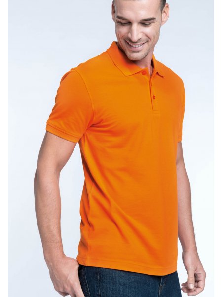 Le mannequin homme porte le polo à personnaliser K254 à manches courtes en coloris Orange.