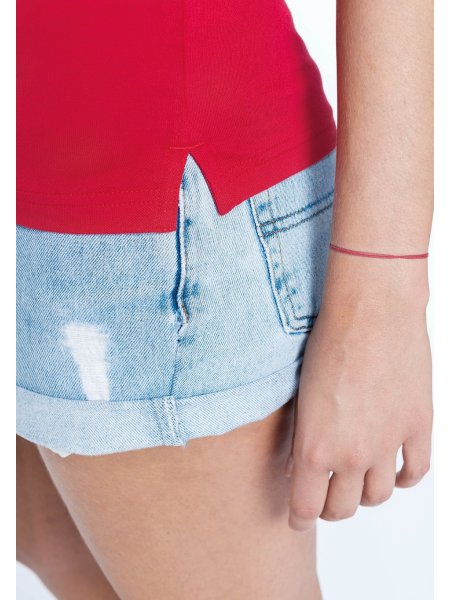Détail des fentes latérales du K255 à personnaliser en coloris Red. Zoom sur fentes latérales du polo K255 à personnaliser en coloris Red.