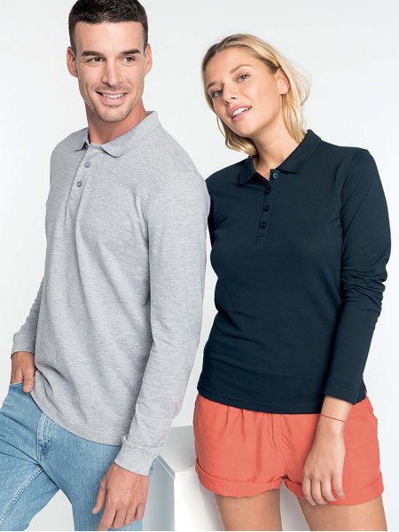 Le polo K256 disponible en modèle femme en coloris Oxford Grey et Navy. Les mannequins homme et femme portent les polos K256 et K257 à manches longues en coloris Oxford Grey et Navy.