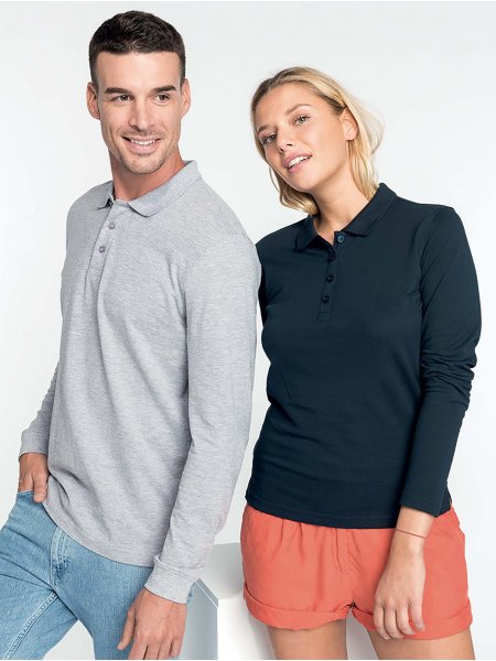 Le polo à manches longues K257 disponible également en version homme en coloris Oxford Grey et Navy. Les mannequins homme et femme portent les polos K256 et K257 à manches longues personnalisables en coloris Oxford Grey et Navy.
