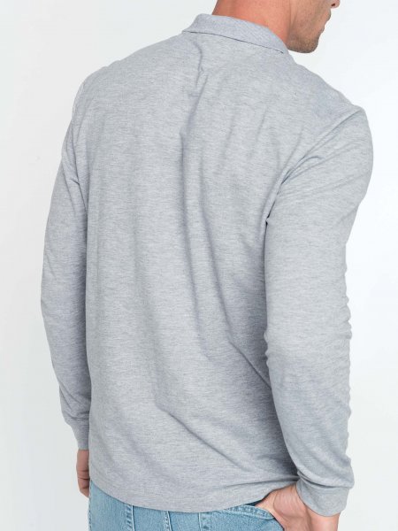 Le K256 à manches longues de dos en coloris Oxford Grey. Le mannequin homme porte le polo à manches longues à personnaliser K256 de dos en coloris Oxford Grey.