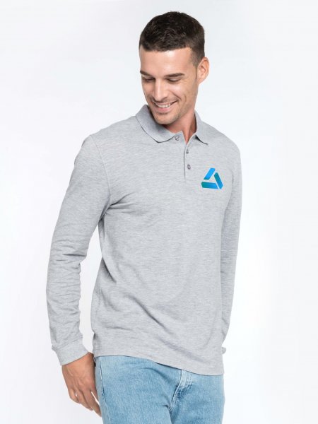 Le polo K256 à personnaliser en coloris Oxford Grey. Le mannequin homme porte le polo à manches longues K256 à personnaliser en coloris Oxford Grey.