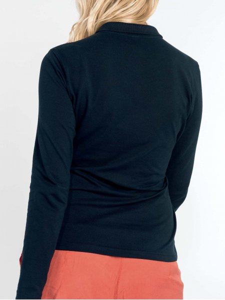 Le K257 à personnaliser en coloris Navy. le mannequin femme porte le polo K257 de dos en coloris Navy.