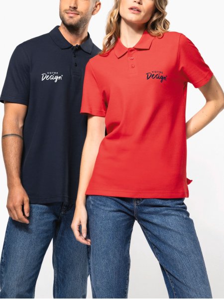 mannequin femme et mannequin homme de face portant le Polo piqué unisexe personnalisable mannequin femme et mannequin homme de face portant le Polo piqué unisexe personnalisable