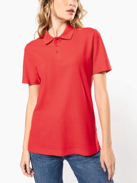 mannequin femme de face portant le Polo piqué unisexe personnalisable mannequin femme de face portant le Polo piqué unisexe personnalisable