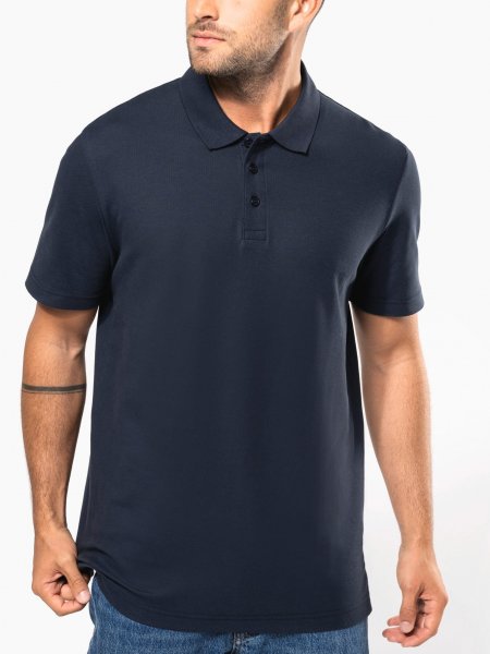 mannequin homme de face portant le Polo piqué unisexe personnalisable mannequin homme de face portant le Polo piqué unisexe personnalisable