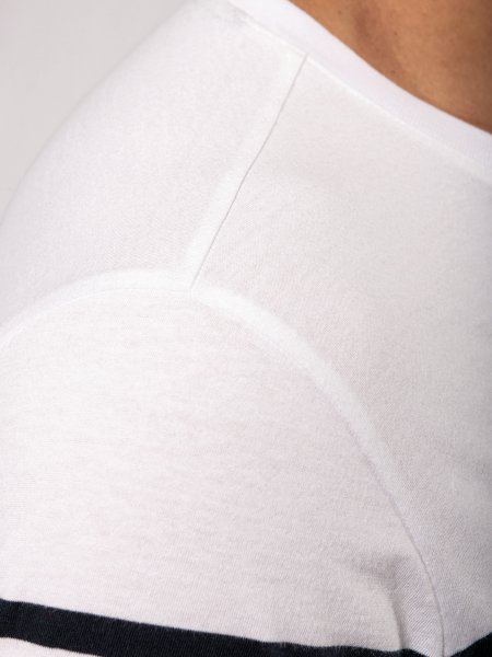 Zoom sur les coutures de la manche du tee-shirt marin K3033 en coloris white / navy