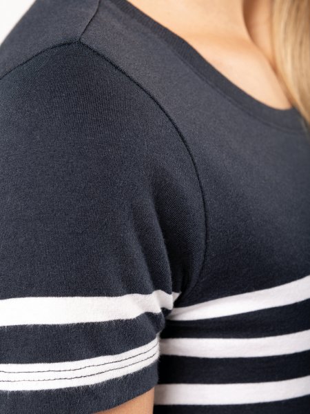 Zoom sur les coutures épaule et manche du t-shirt rayé pour femme K3034 en coloris navy / white