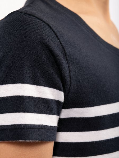 Zoom sur les coutures épaules et manche du t-shirt marin pour enfant K3035 en coloris navy / white
