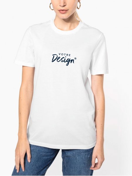 mannequin femme de face portant le T-shirt col rond manches courtes unisexe personnalisé mannequin femme de face portant le T-shirt col rond manches courtes unisexe personnalisé