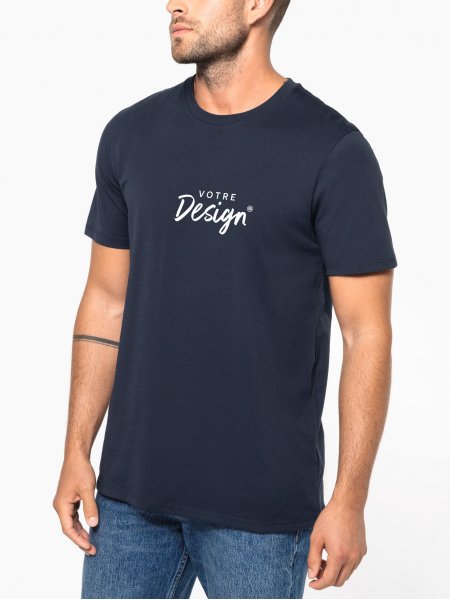 mannequin homme de face portant le T-shirt col rond manches courtes unisexe personnalisé mannequin homme de face portant le T-shirt col rond manches courtes unisexe personnalisé