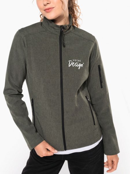 Le mannequin femme porte la veste softshell K400 à personnaliser en coloris Red Le mannequin femme porte la veste softshell K400 à personnaliser en coloris Red