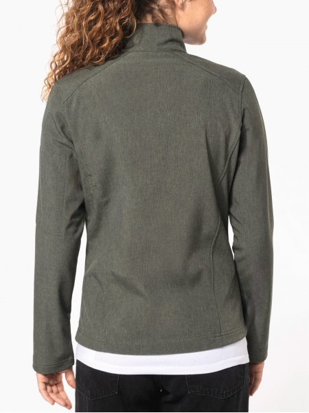 Le mannequin femme porte la veste softshell K400 à personnaliser en coloris Marl Grey Le mannequin femme porte la veste softshell K400 à personnaliser en coloris Marl Grey