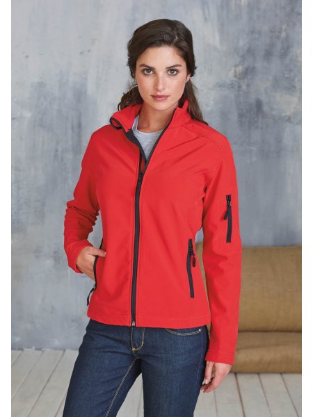 La veste softshell K400 à personnaliser en coloris Red Le mannequin femme porte la veste softshell K400 à personnaliser en coloris Red