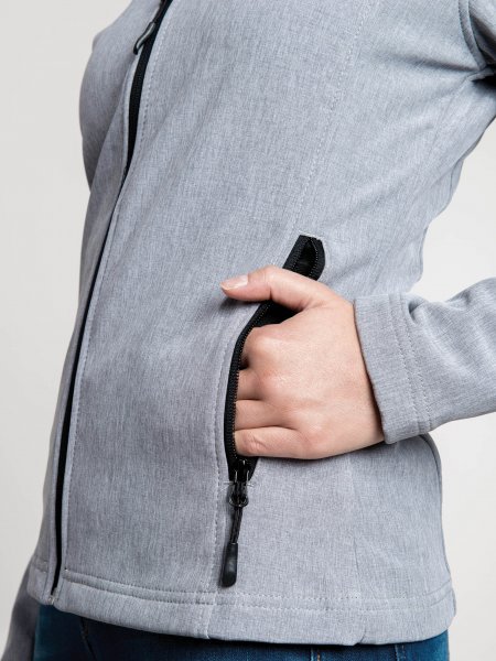 Zoom sur la poche zippée de la veste softshell K400 pour femme en coloris Marl Grey